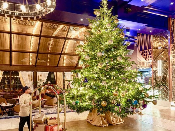 Самая экстравагантная рождественская елка в мире установлена в Испании