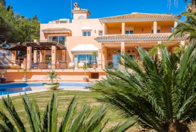 villa-na-1-j-linii-morja-v-estepone-na-novoj-zolotoj-mile-s-vysokim-investicionnym-potencialom_img_ 32