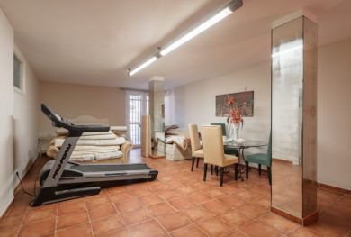 villa-na-1-j-linii-morja-v-estepone-na-novoj-zolotoj-mile-s-vysokim-investicionnym-potencialom_img_ 22