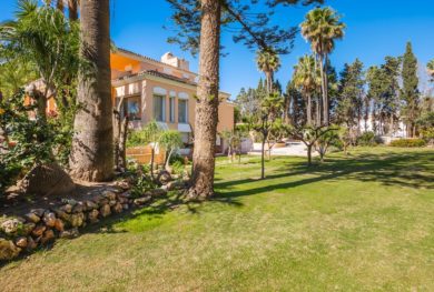 villa-na-1-j-linii-morja-v-estepone-na-novoj-zolotoj-mile-s-vysokim-investicionnym-potencialom_img_ 29
