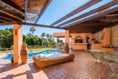 villa-na-1-j-linii-morja-v-estepone-na-novoj-zolotoj-mile-s-vysokim-investicionnym-potencialom_img_ 23